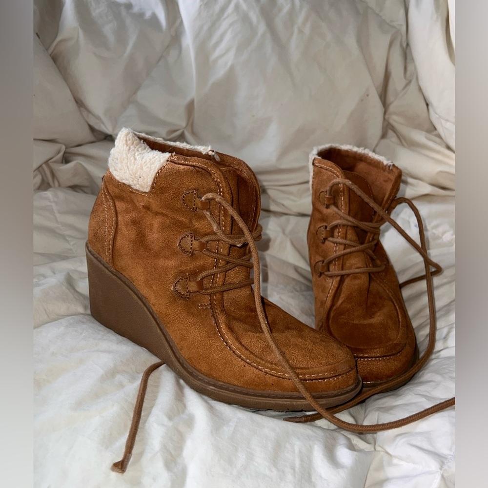 Size 7🤍winter boots with heel🤍 super warm🤍tan with silver hardware🤍lace up🤍